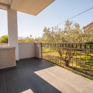 Hrvatska, Zadar, Briševo – Dvojnica s velikom okućnicom i dva stana, mirna lokacija, 1.216 m²