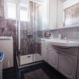 Hrvatska, Zadar, Briševo – Dvojnica s velikom okućnicom i dva stana, mirna lokacija, 1.216 m²