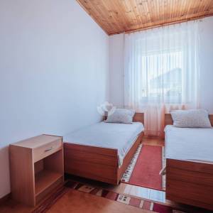 Hrvatska, Zadar, Briševo – Dvojnica s velikom okućnicom i dva stana, mirna lokacija, 1.216 m²