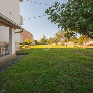 Hrvatska, Zadar, Briševo – Dvojnica s velikom okućnicom i dva stana, mirna lokacija, 1.216 m²