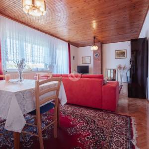 Hrvatska, Zadar, Briševo – Dvojnica s velikom okućnicom i dva stana, mirna lokacija, 1.216 m²