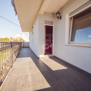 Hrvatska, Zadar, Briševo – Dvojnica s velikom okućnicom i dva stana, mirna lokacija, 1.216 m²