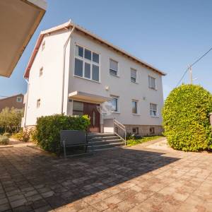 Hrvatska, Zadar, Briševo – Dvojnica s velikom okućnicom i dva stana, mirna lokacija, 1.216 m²