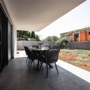 Hrvatska, Zadar, Svet Filip i Jakov, Stan u prizemlju s pogledom na more i velikim vrtom – 78 m² stambene površine, 220 m² vrta...