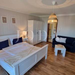 Investicijska prilika – Apartmanska kuća s bazenom u Crikvenici