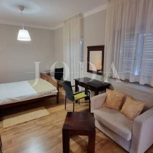 Investicijska prilika – Apartmanska kuća s bazenom u Crikvenici