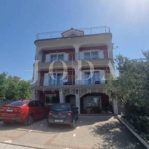 Investicijska prilika – Apartmanska kuća s bazenom u Crikvenici