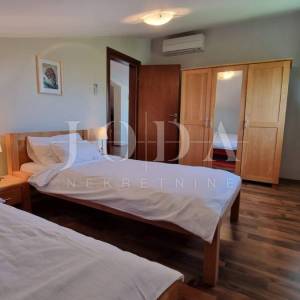 Investicijska prilika – Apartmanska kuća s bazenom u Crikvenici
