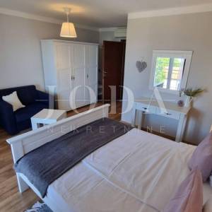 Investicijska prilika – Apartmanska kuća s bazenom u Crikvenici