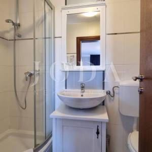 Investicijska prilika – Apartmanska kuća s bazenom u Crikvenici