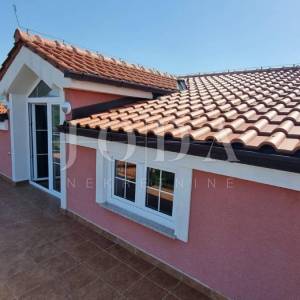 Investicijska prilika – Apartmanska kuća s bazenom u Crikvenici