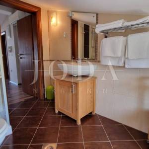 Investicijska prilika – Apartmanska kuća s bazenom u Crikvenici