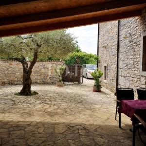 Istarska kamena vila sa bazenom i restoranom