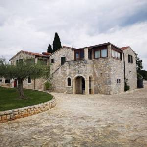 Istarska kamena vila sa bazenom i restoranom