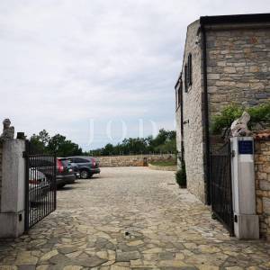 Istarska kamena vila sa bazenom i restoranom