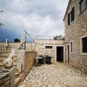 Istarska kamena vila sa bazenom i restoranom