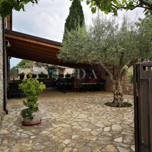 Istarska kamena vila sa bazenom i restoranom
