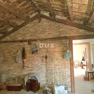 ISTRA, BALE - Kamena kuća u centru sa vlastitim vrtom i gospodarskim objektom!