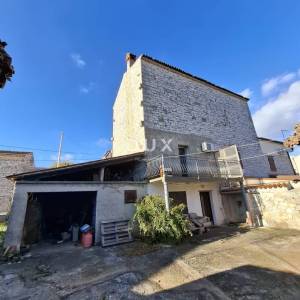 ISTRA, BALE - Kamena kuća u centru sa vlastitim vrtom i gospodarskim objektom!