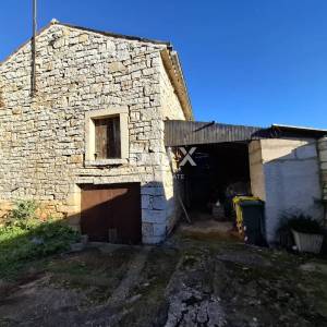 ISTRA, BALE - Kamena kuća u centru sa vlastitim vrtom i gospodarskim objektom!