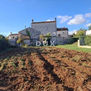ISTRA, BALE - Kamena kuća u centru sa vlastitim vrtom i gospodarskim objektom!