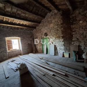 ISTRA, BALE - Kamena kuća u centru sa vlastitim vrtom i gospodarskim objektom!