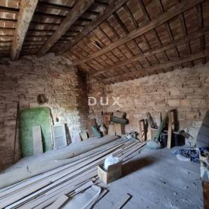 ISTRA, BALE - Kamena kuća u centru sa vlastitim vrtom i gospodarskim objektom!