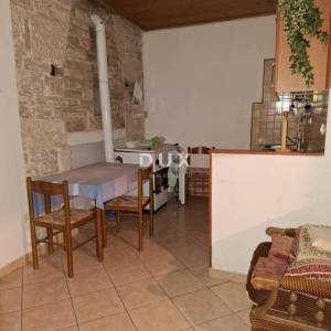 ISTRA, BALE - Kamena kuća u centru sa vlastitim vrtom i gospodarskim objektom!