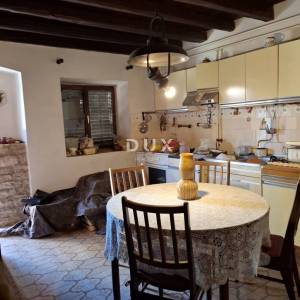 ISTRA, BALE - Kamena kuća u centru sa vlastitim vrtom i gospodarskim objektom!