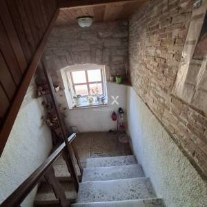 ISTRA, BALE - Kamena kuća u centru sa vlastitim vrtom i gospodarskim objektom!