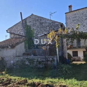 ISTRA, BALE - Kamena kuća u centru sa vlastitim vrtom i gospodarskim objektom!