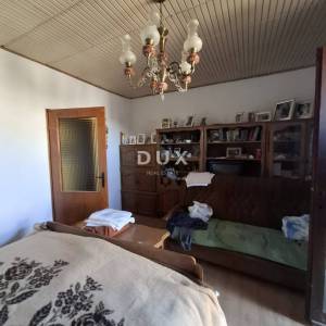 ISTRA, BALE - Kamena kuća u centru sa vlastitim vrtom i gospodarskim objektom!