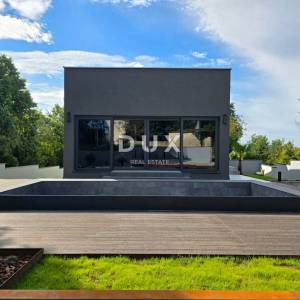 ISTRA, BARBAN - Kuća s dva bazena na rubu naselja