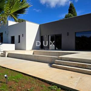 ISTRA, BARBAN - Kuća s dva bazena na rubu naselja