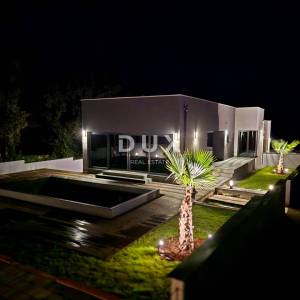 ISTRA, BARBAN - Kuća s dva bazena na rubu naselja