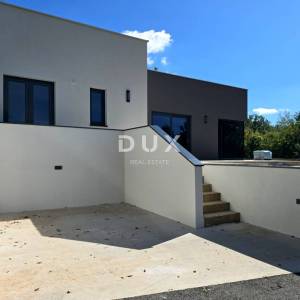 ISTRA, BARBAN - Kuća s dva bazena na rubu naselja