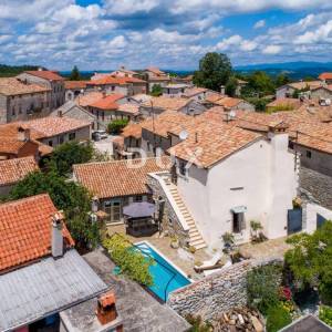 ISTRA, GRAČIŠĆE – RUSTIKALNA VILA S UNUTARNJIM I VANJSKIM BAZENOM, SAUNOM I SPOJEM LUKSUZA I AUTENTIČNOSTI
