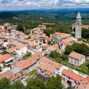 ISTRA, GRAČIŠĆE – RUSTIKALNA VILA S UNUTARNJIM I VANJSKIM BAZENOM, SAUNOM I SPOJEM LUKSUZA I AUTENTIČNOSTI