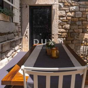 ISTRA, GRAČIŠĆE – RUSTIKALNA VILA S UNUTARNJIM I VANJSKIM BAZENOM, SAUNOM I SPOJEM LUKSUZA I AUTENTIČNOSTI