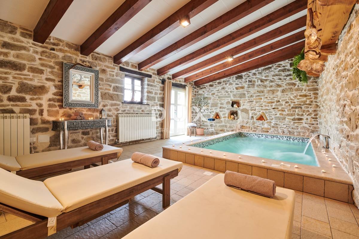 ISTRA, GRAČIŠĆE – RUSTIKALNA VILA S UNUTARNJIM I VANJSKIM BAZENOM, SAUNOM I SPOJEM LUKSUZA I AUTENTIČNOSTI