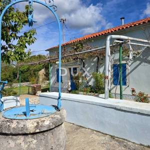 ISTRA, LABIN - Kamena kuća s prostranom okućnicom u blizini mora