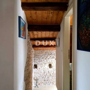 ISTRA, LABIN - Kamena kuća s prostranom okućnicom u blizini mora