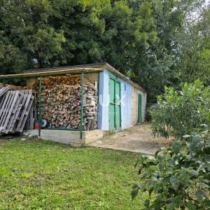 ISTRA, LABIN - Kamena kuća s prostranom okućnicom u blizini mora