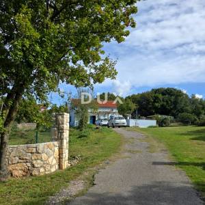 ISTRA, LABIN - Kamena kuća s prostranom okućnicom u blizini mora