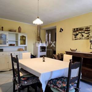 ISTRA, LABIN - Kamena kuća s prostranom okućnicom u blizini mora
