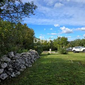 ISTRA, LABIN - Kamena kuća s prostranom okućnicom u blizini mora