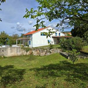 ISTRA, LABIN - Kamena kuća s prostranom okućnicom u blizini mora