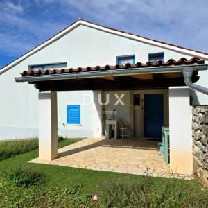 ISTRA, LABIN - Kamena kuća s prostranom okućnicom u blizini mora