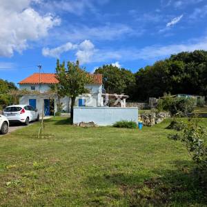 ISTRA, LABIN - Kamena kuća s prostranom okućnicom u blizini mora