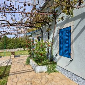 ISTRA, LABIN - Kamena kuća s prostranom okućnicom u blizini mora